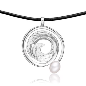 Smukt vedhæng med perle og en læderkæde fra Blicher Fuglsang 
